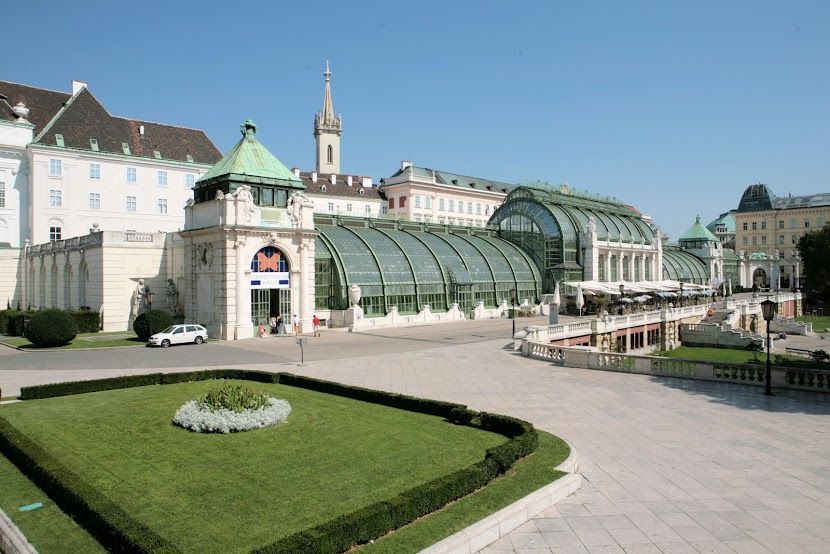 Blick aus dem Schmetterlinghaus in den Burggarten der Hofburg