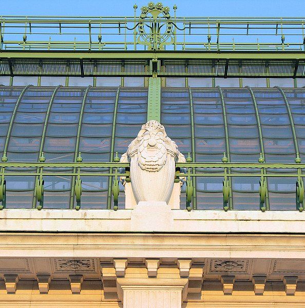 Jugendstil-Glasfassade des Palmenhauses im Burggarten
